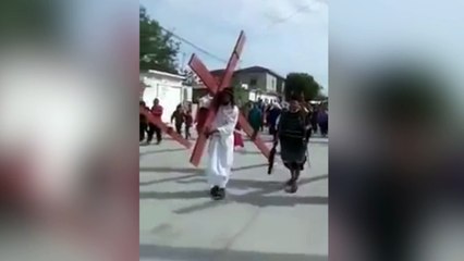 Un tiroteo en pleno Viacrucis: Cristo tuvo que dejar la cruz