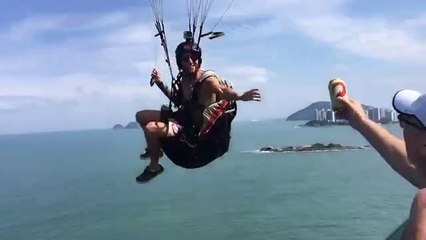 Un parapentiste rattrape une canette de bière au vol
