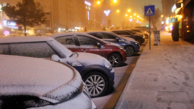 Kar yağışı Erzurum'u beyaza bürüdü