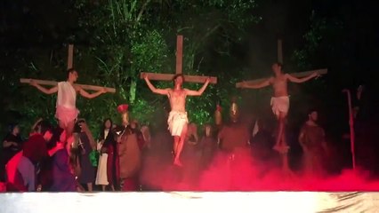 Un homme devient fou pendant une  reconstitution de la crucifixion du Christ