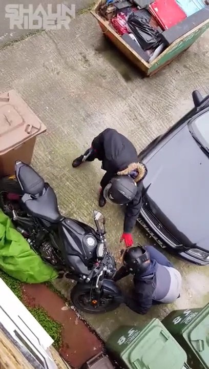 A Londres, des hommes essaient de voler une moto en pleine journée