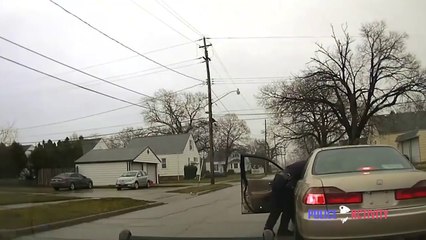 Paniqué, un homme traine un policier avec sa voiture