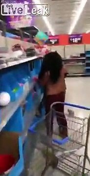Deux femmes se battent pour un oeuf de Pâques dans un supermarché