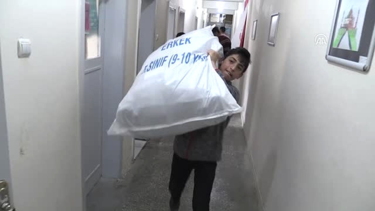 Siirt'te Savaş Mağduru Öğrencilere Giyim Desteği