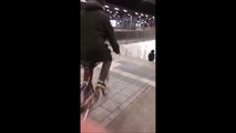 Il essaie de descendre les escaliers du métro en vélib ... Raté