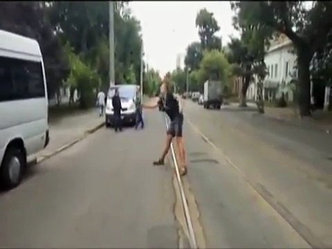 Quand tu es tellement bourré que tu n'arrives plus à grimper dans ta voiture