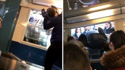 Ces usagers ont une stratégie efficace pour entrer dans leur RER malgré un quai bondé