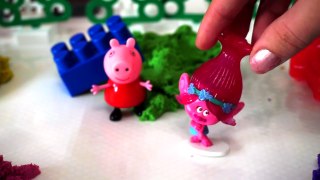 Видео с игрушками. Свинка Пеппа и Розочка играют с песком