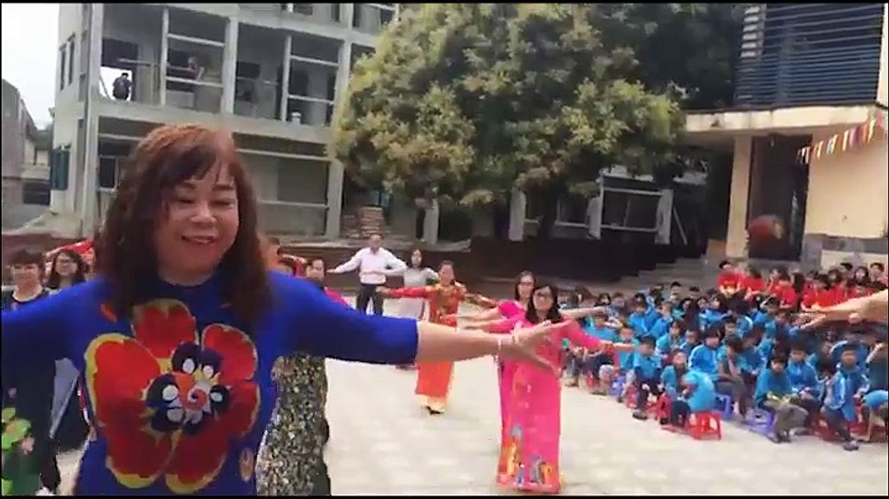Thầy cô "trường người ta": Diện áo dài nhảy Cha Cha Cha khiến học trò mê tít