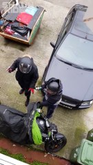 下载视频: 4 voleurs surpris en plein vol d'une moto chez soi !