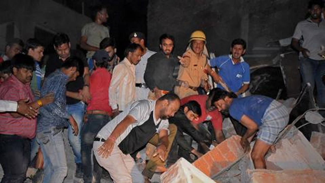 At least 10 dead in India building collapse