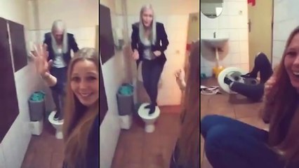 Pendant ce temps-là dans les toilette des femmes