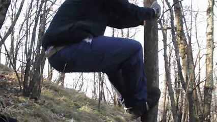 Tecnica di arrampicata di un albero in caso di emergenza