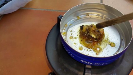 Colla vegetale con resina e carbone