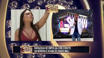 Gata faz striptease no farol para descolar uma graninha e mulherada fica furiosa