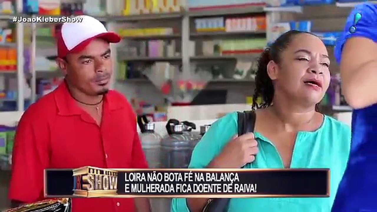 Gata tira a roupa para subir na balança e deixa a mulherada doente de raiva