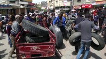 Filistinliler Gazze sınırında devam eden gösteriler için lastik topladı - GAZZE