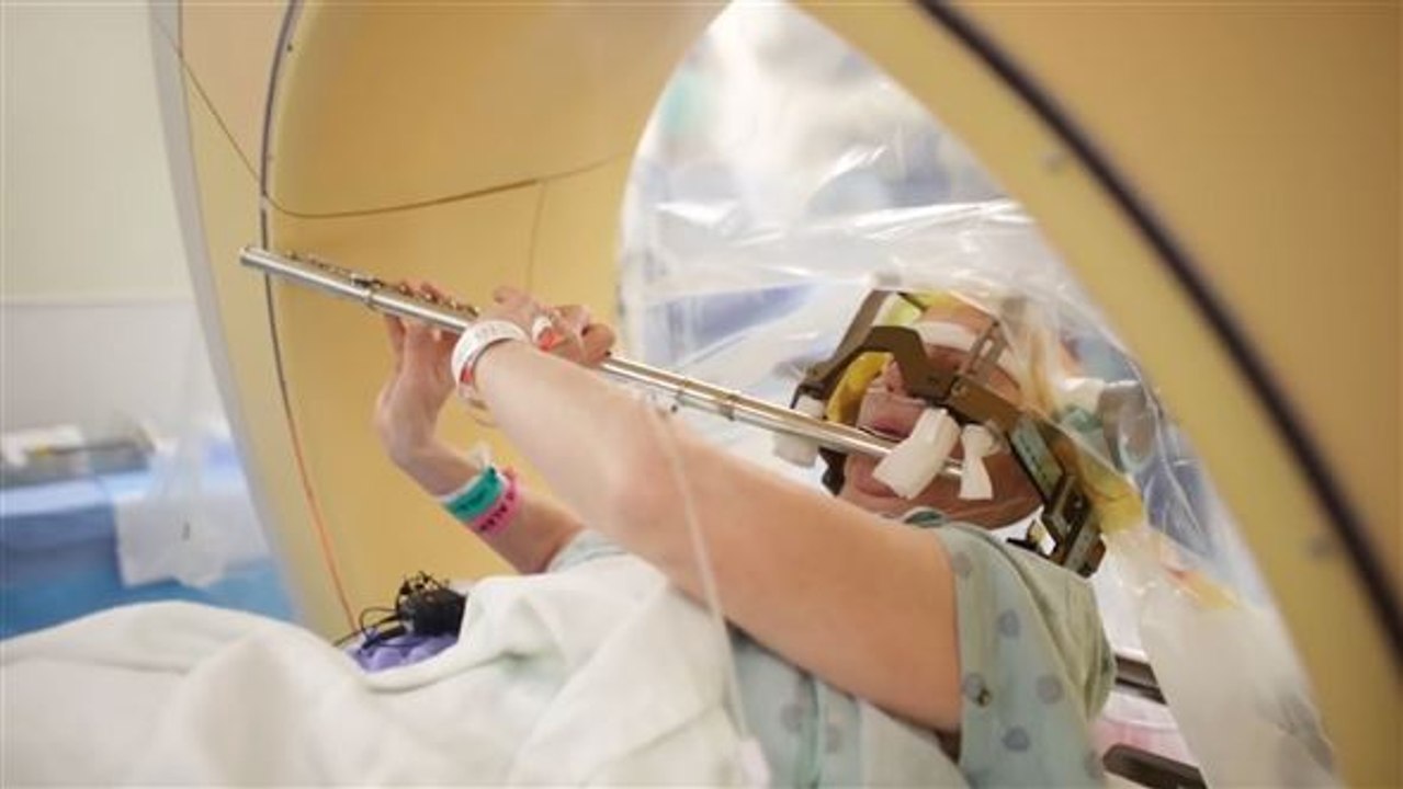 Götter in weiß: Flöte spielen während Hirn-Operation