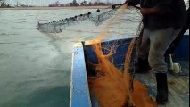 Kaptan Mehmet Nehir çevirme ağlarını postaya bırakıyor | Kalkan kardeşler jigging videoları