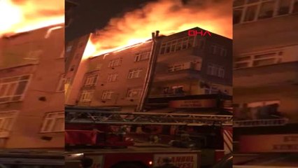 Küçükçekmece'de 3 Katlı Binanın Çatısı Alev Alev Yandı