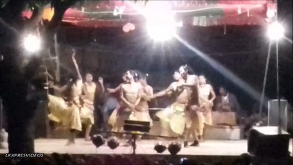 AMAZING SINGING PERFORMANCE BY SINGERS OF PARAS PAKDI  DRAMA PARTY AS MAI DER KARTA NAHI    NICE ONE MUST WATCH