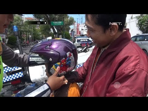 Tak Pakai Helm, Anak Ini Dikasih Helm Sama Polwan Cantik - 86