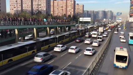 Yenibosna'da metrelerce metrobüs kuyruğu oluştu