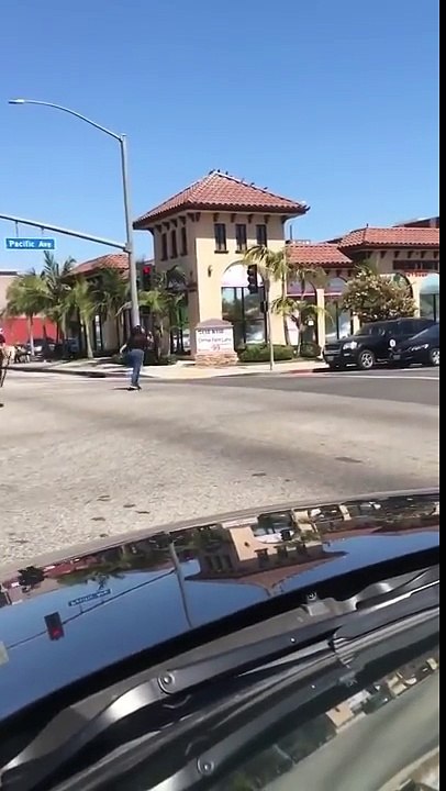 Woman attacks Long Beach Police Officer in the middle of intersection