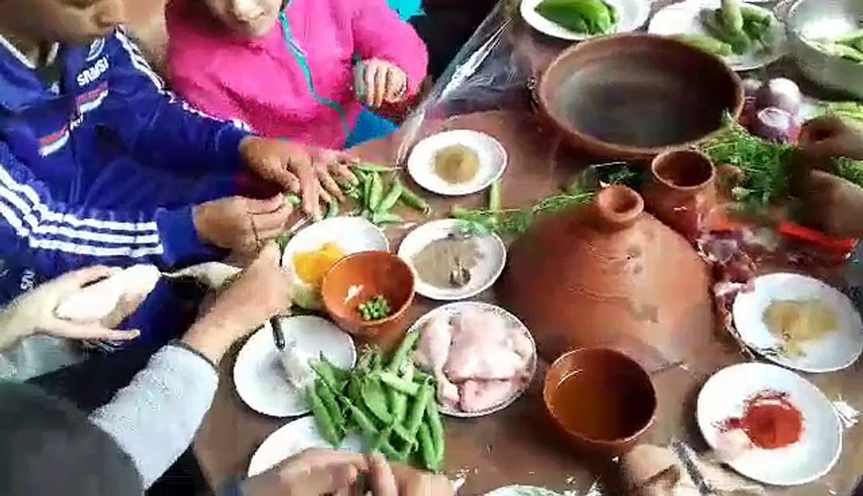 Un moment de l'activité d'épluchage des légumes