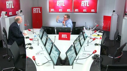 "Macron livre les parlementaires au populisme", dénonce un sénateur