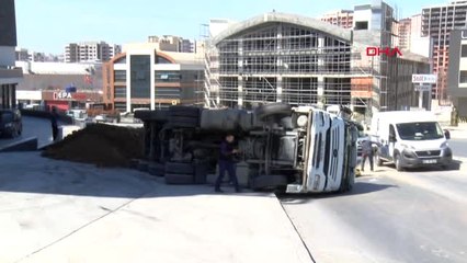Beylikdüzü'nde Hafriyat Kamyonu Devrildi