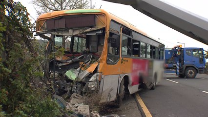 시내버스가 담벼락 '꽝'...2명 숨지고 30여 명 다쳐 / YTN