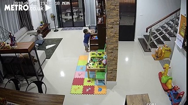 Em bé suýt nguy tính mạng vì chiếc tủ ngăn kéo