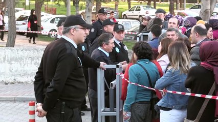 Tải video: Osmangazi Üniversitesindeki silahlı saldırı - Ölenlerin yakınlarının morg önünde bekleyişleri - ESKİŞEHİR