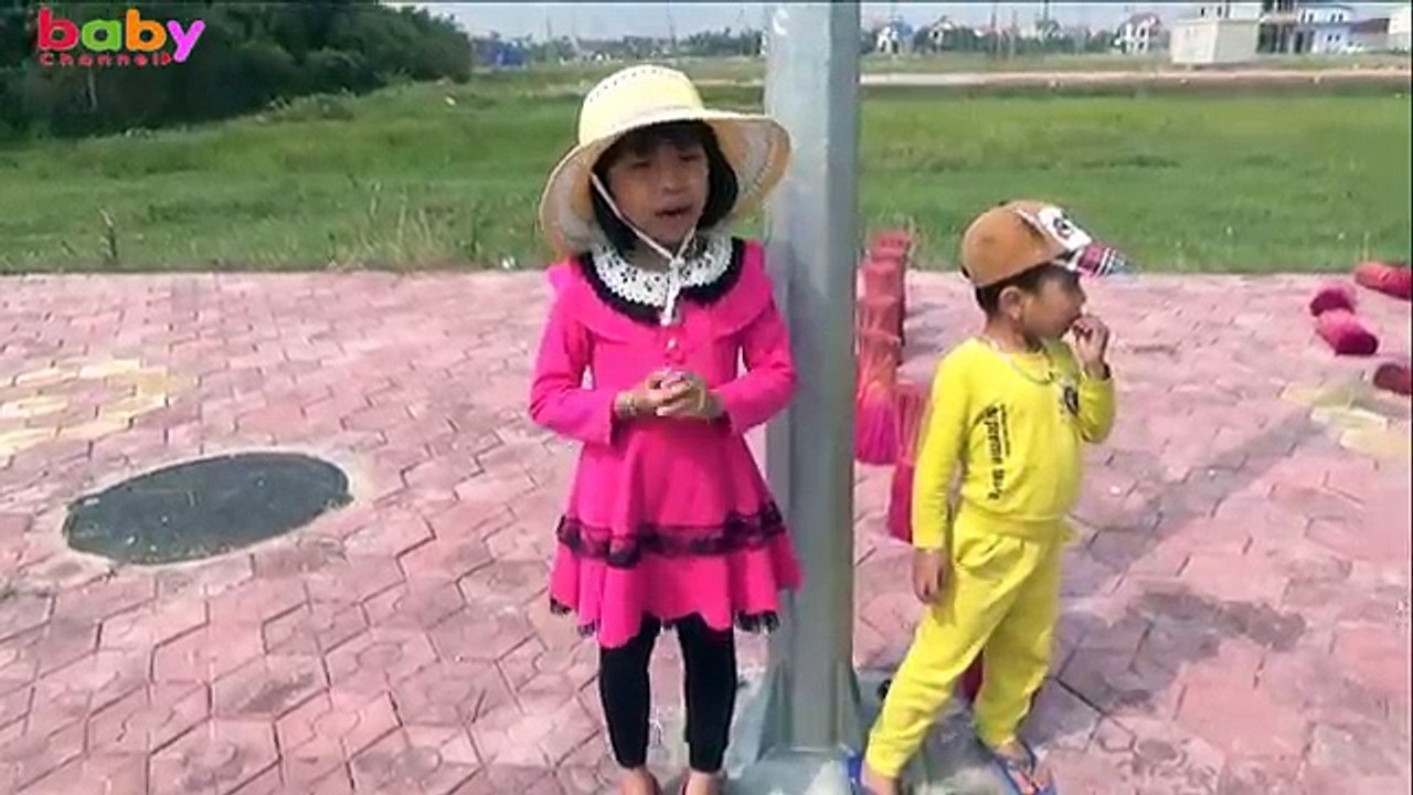 Bé tập lái máy xúc* _* Bé xem máy xúc làm việc*_* [Baby channel]