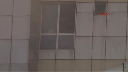 Yangına Müdahale Eden İtfaiyeciler de Dumandan Etkilendi