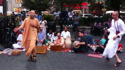 I ♥ NY - Hare Krishna Kirtan with a rad dance-off to trumpet @Union Square, NYC