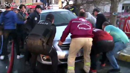 Otomobili kucaklayıp yoldan çektiler