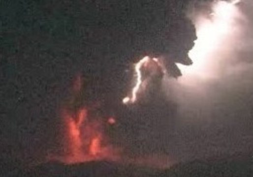Timelapse Captures Lightning Over Shinmoedake Volcano in Nighttime Eruption