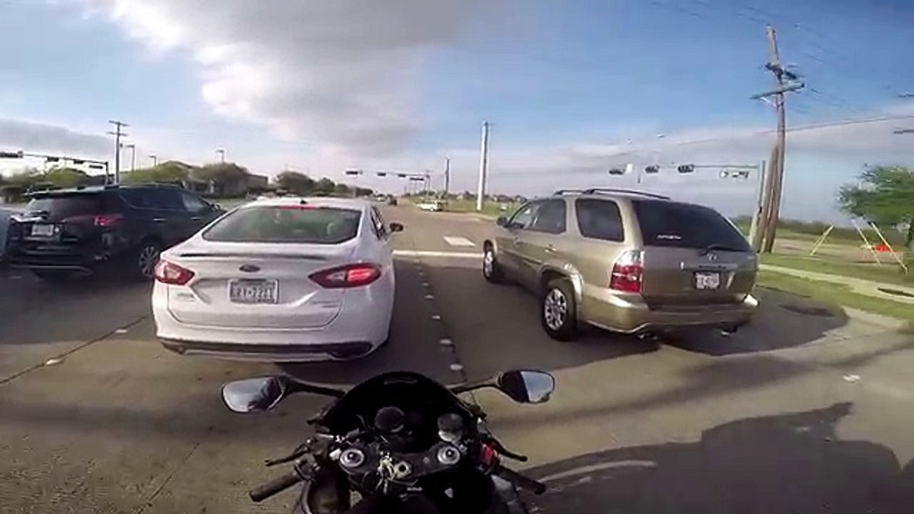 Motard vs Voiture qui grille un feu rouge (Texas)
