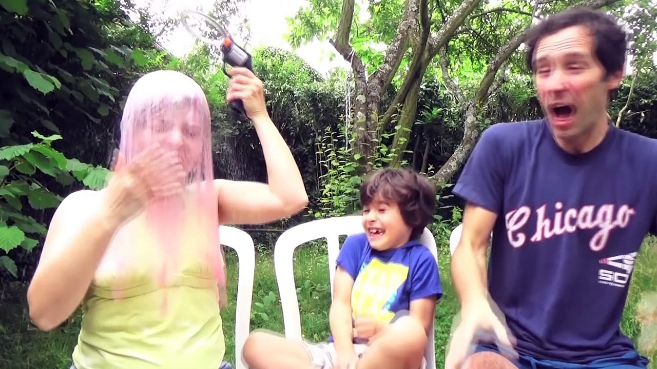 CADEAUX et VISITE SURPRISE ! - On REÇOIT des FANS CHEZ NOUS - La Famille Démo Jouets