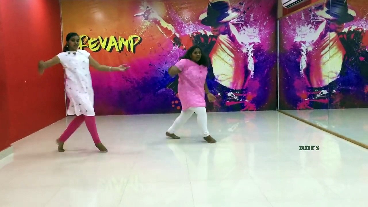 இந்தப் பெண்ணின் ஆட்டத்தைக் கொஞ்சம் பாருங்கள் வீடியோ