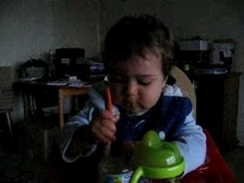 je mange presque tout seul!!!!!