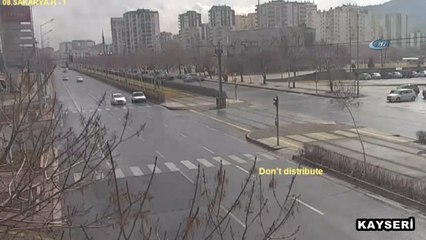Direksiyon hakimiyetini kaybeden otomobil takla attı... Kaza anı MOBESE kameralarına böyle yansıdı