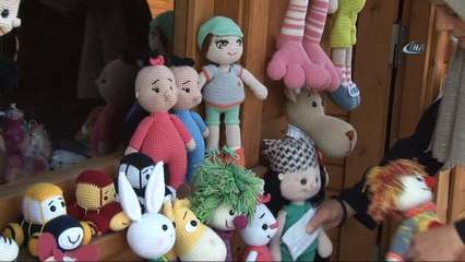 Hünerli Eller Çarşısı'nda boncuk işliyor, kazancını Mehmetçiğe gönderiyor