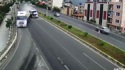 Süratle gelen otomobili göre göre yola böyle fırladı