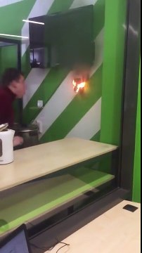 Il éteint un feu en soufflant dessus