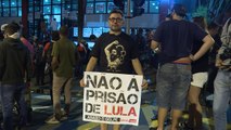 Lula cumprimenta apoiadores em São Bernardo