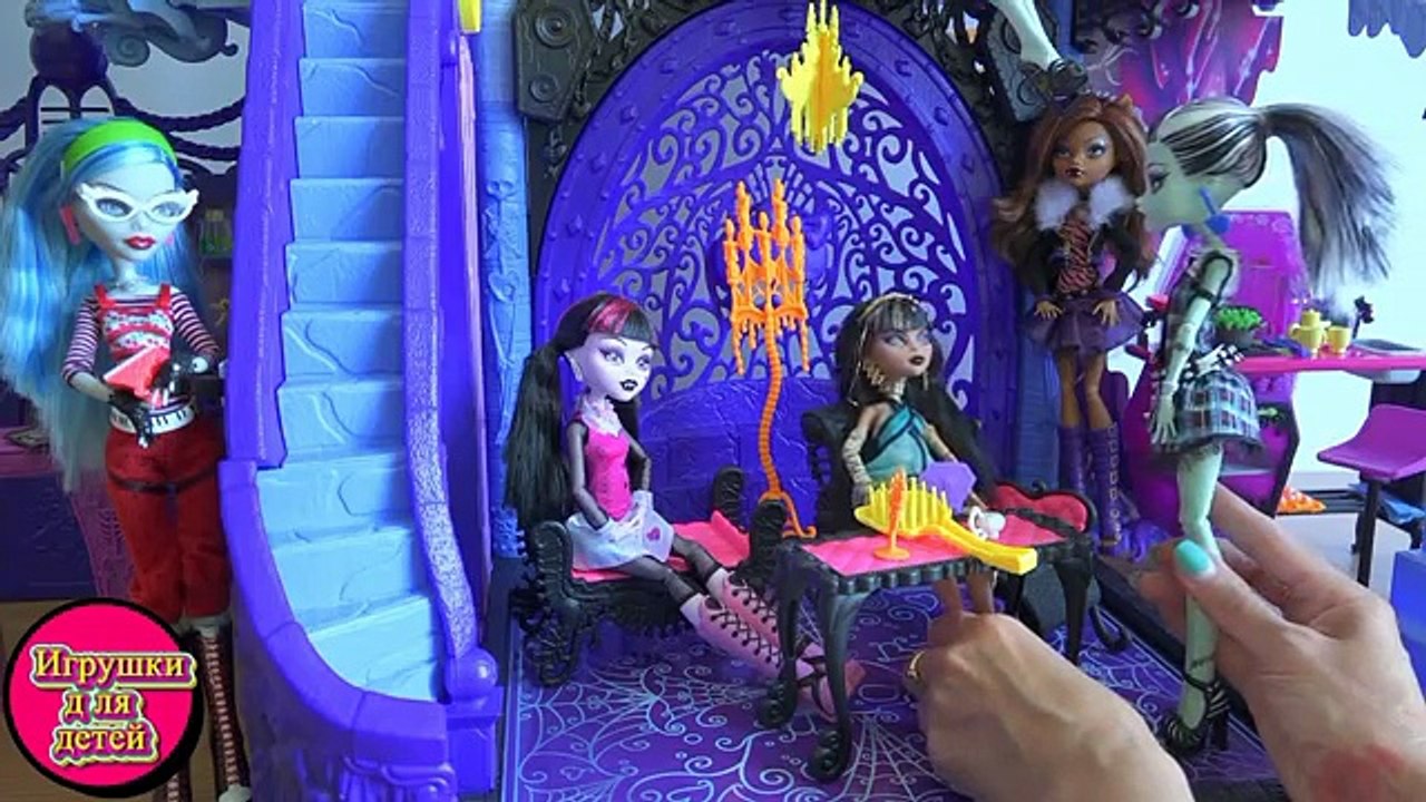 Играем в куклы Монстер Хай серия 48 Френки готовится к свиданию с Джексоном Джекиллом
