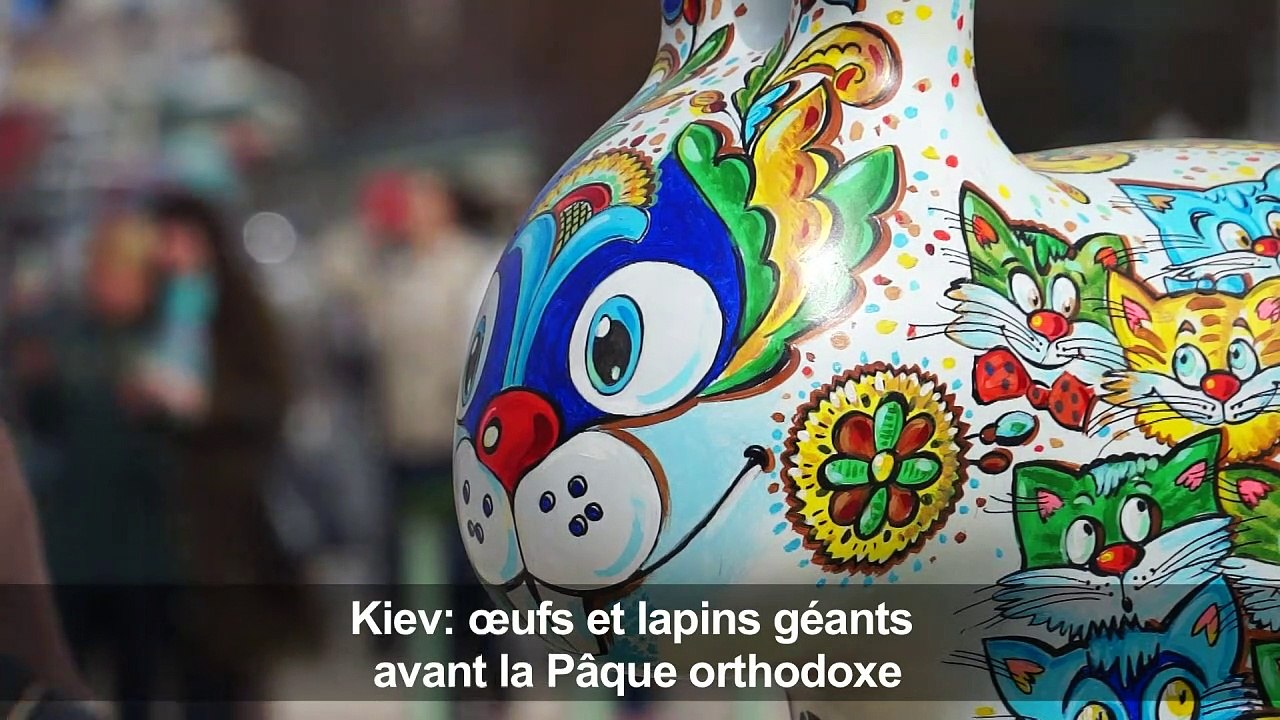 Lapins et œufs géants colorés dans les rues de Kiev pour Pâques